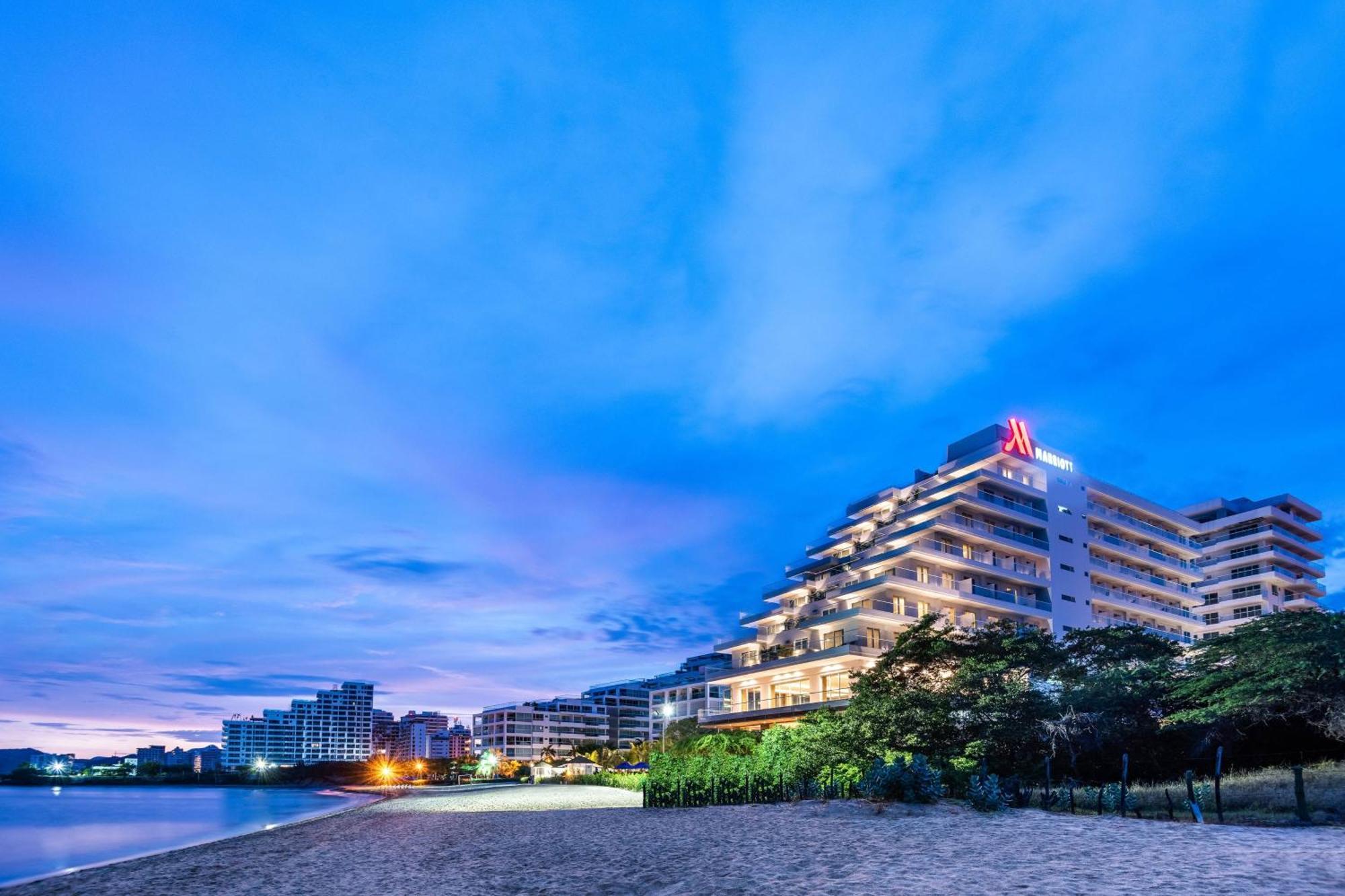 Santa Marta Marriott Resort Playa Dormida Экстерьер фото The hotel at night