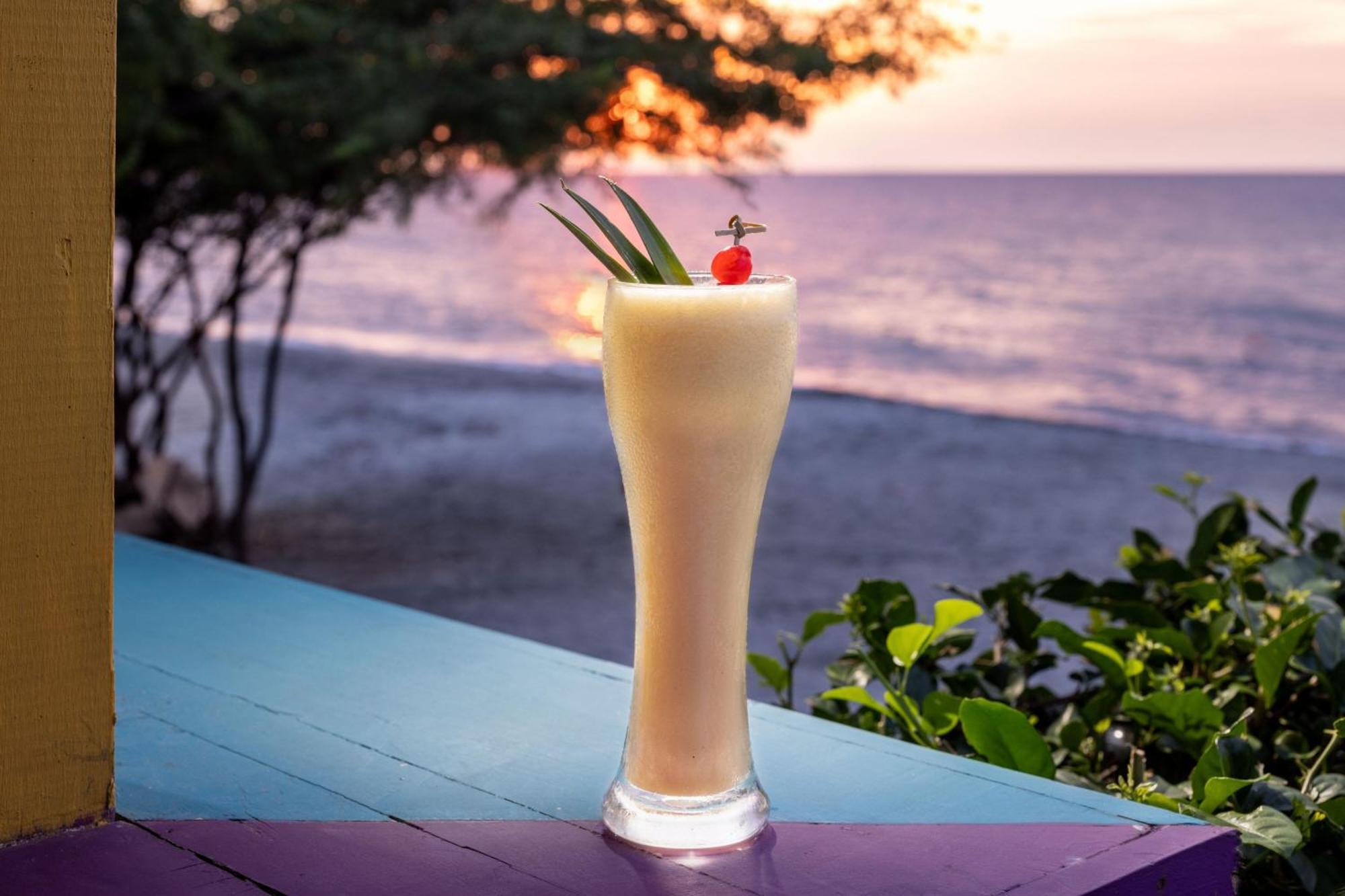 Santa Marta Marriott Resort Playa Dormida Экстерьер фото A piña colada