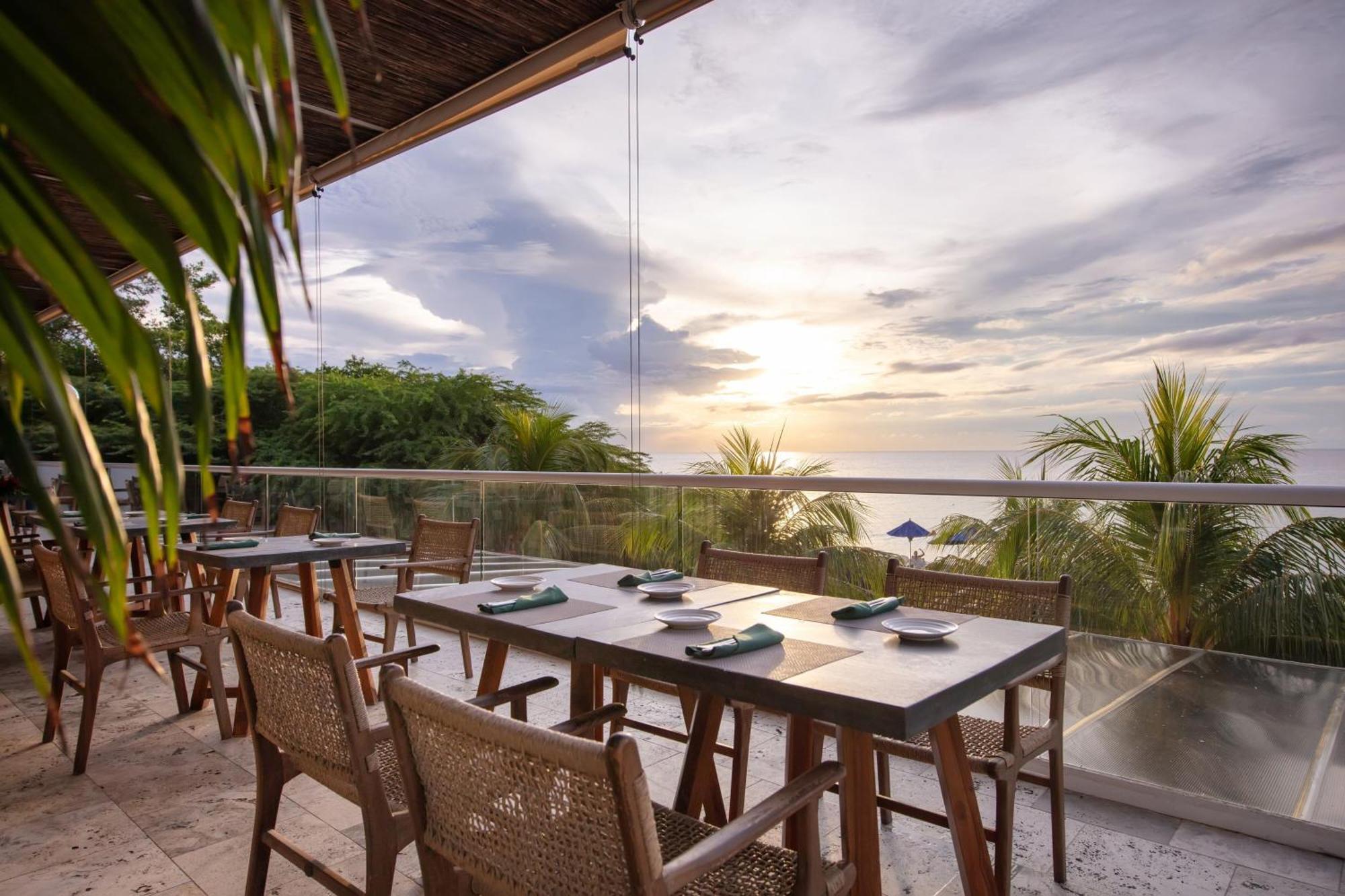 Santa Marta Marriott Resort Playa Dormida Экстерьер фото Sunset at the restaurant