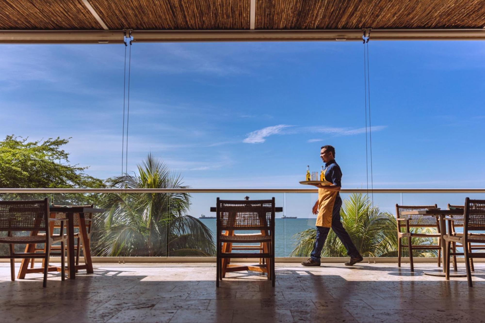 Santa Marta Marriott Resort Playa Dormida Экстерьер фото A waiter at work