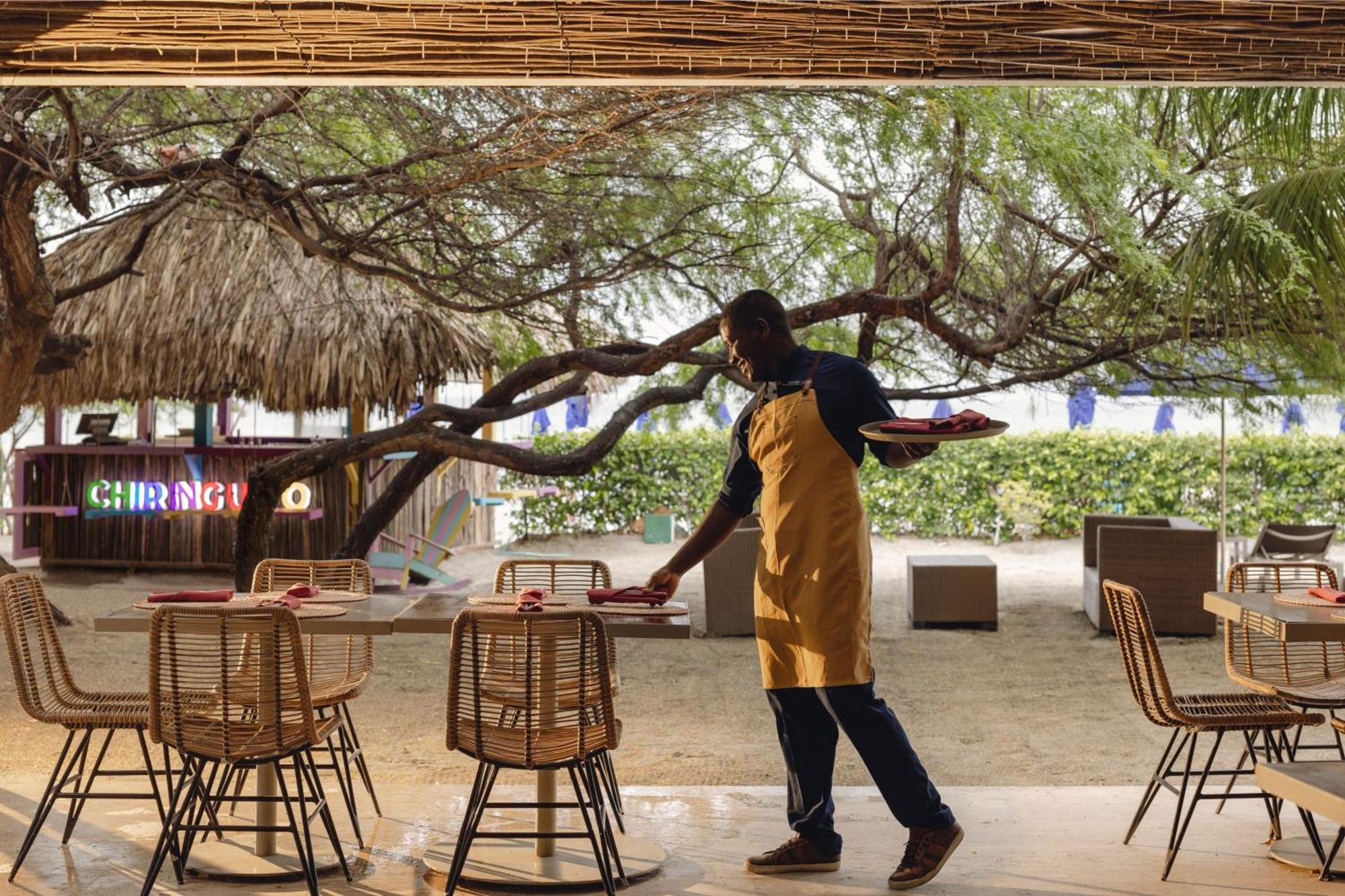 Santa Marta Marriott Resort Playa Dormida Экстерьер фото A waiter clearing a table