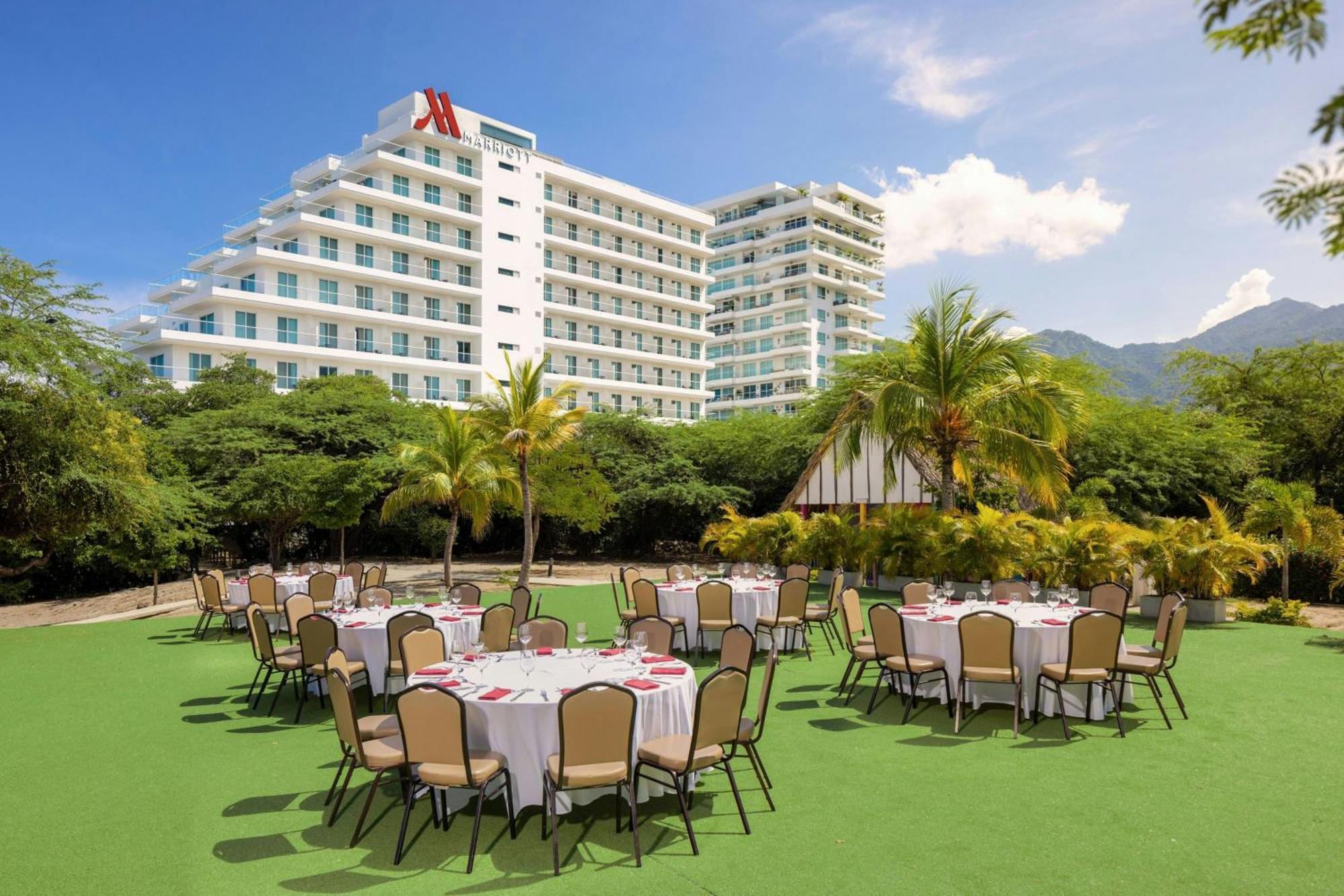 Santa Marta Marriott Resort Playa Dormida Экстерьер фото The lawn at the hotel
